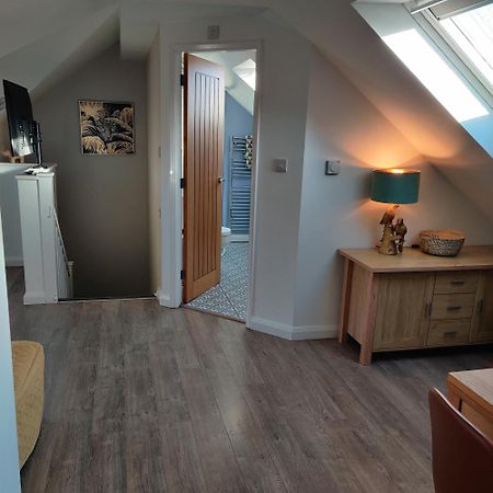 Delightful & Picturesque Modern Detached Apartment, Next To Chester Zoo, Near Park And Ride To City Centre Extérieur photo