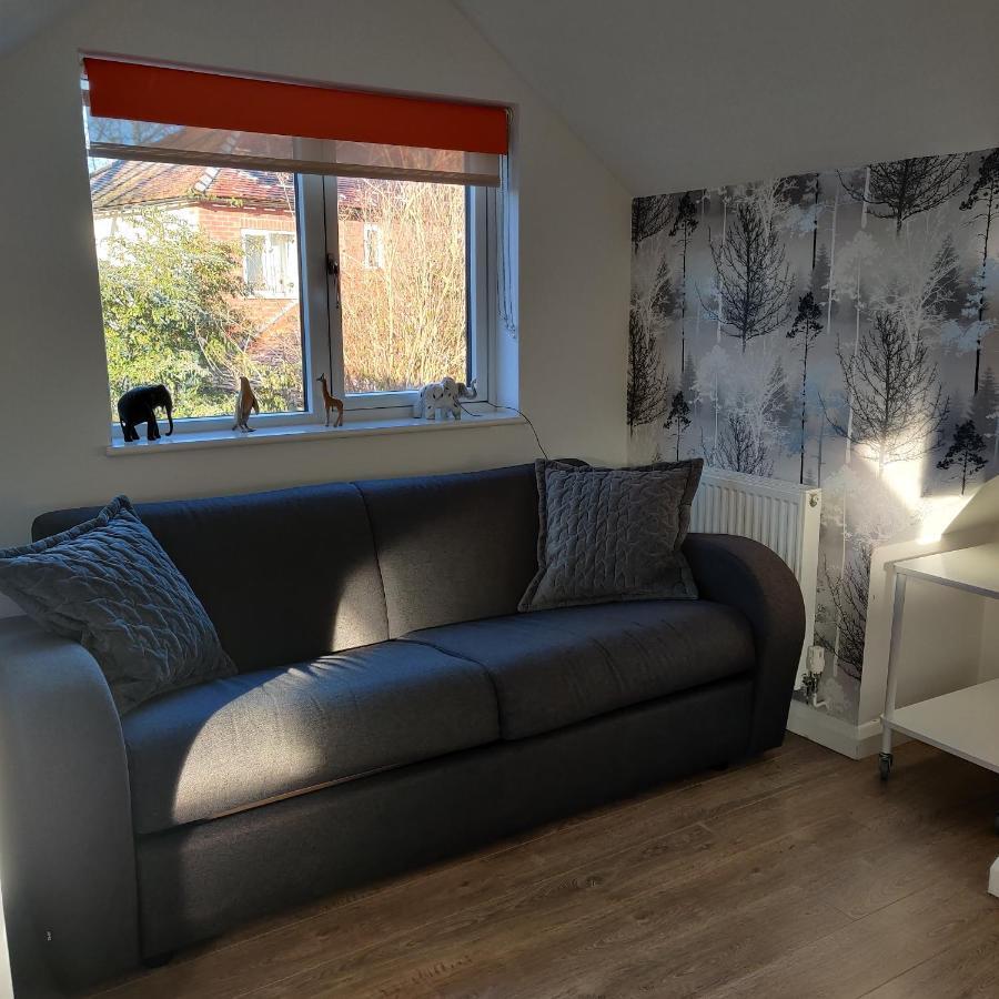 Delightful & Picturesque Modern Detached Apartment, Next To Chester Zoo, Near Park And Ride To City Centre Extérieur photo