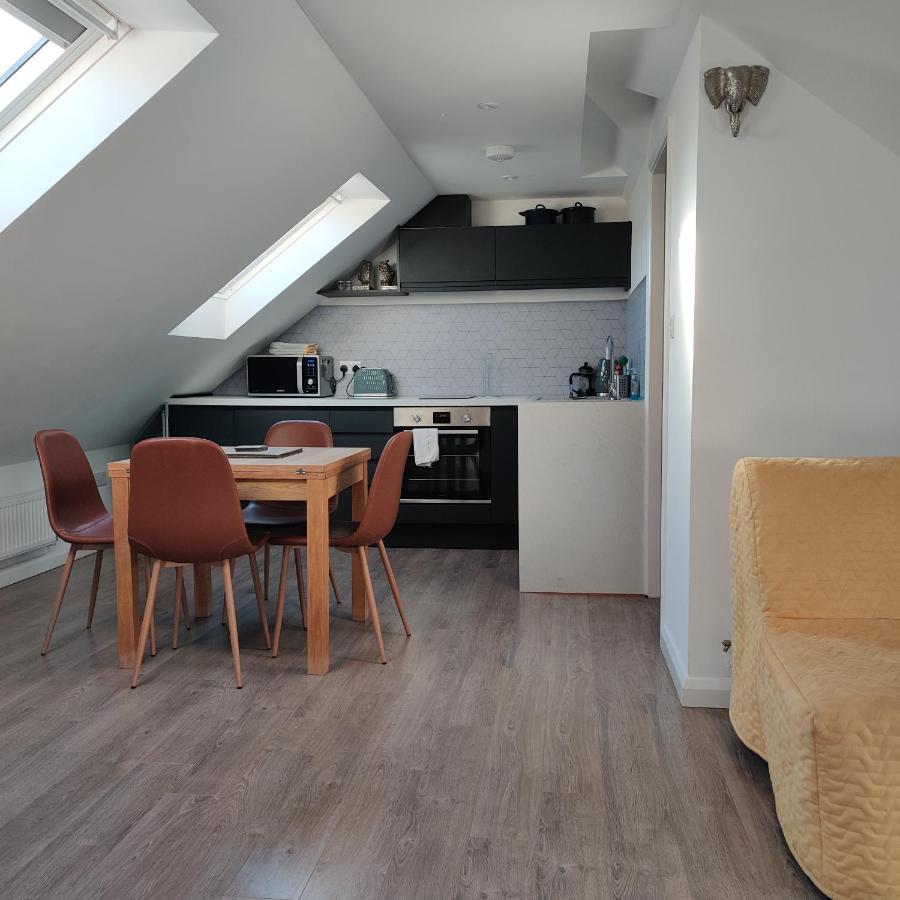 Delightful & Picturesque Modern Detached Apartment, Next To Chester Zoo, Near Park And Ride To City Centre Extérieur photo