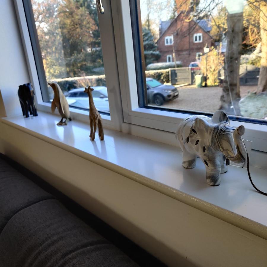 Delightful & Picturesque Modern Detached Apartment, Next To Chester Zoo, Near Park And Ride To City Centre Extérieur photo